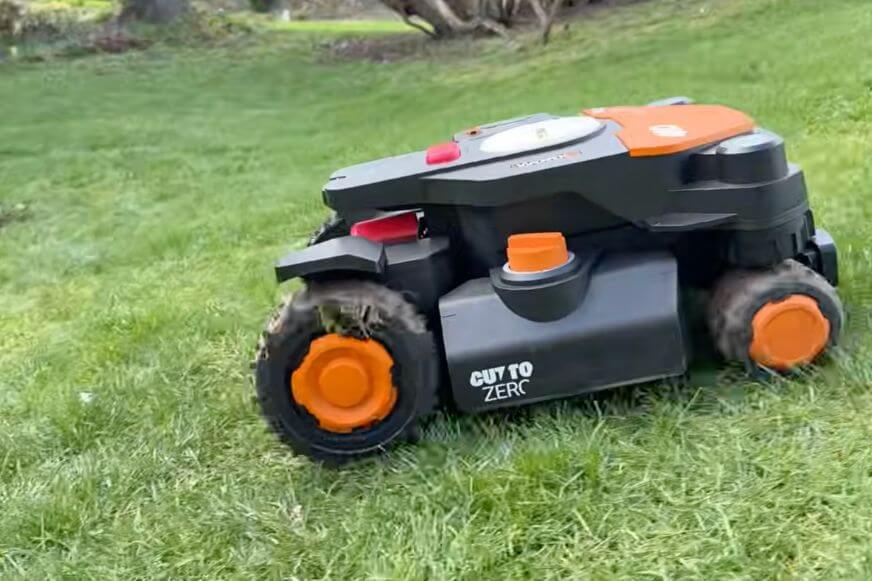 Worx Landroid Vision Cloud 4WD Mähroboter mit Allradantrieb auf einem kleinen Hang im Testgarten